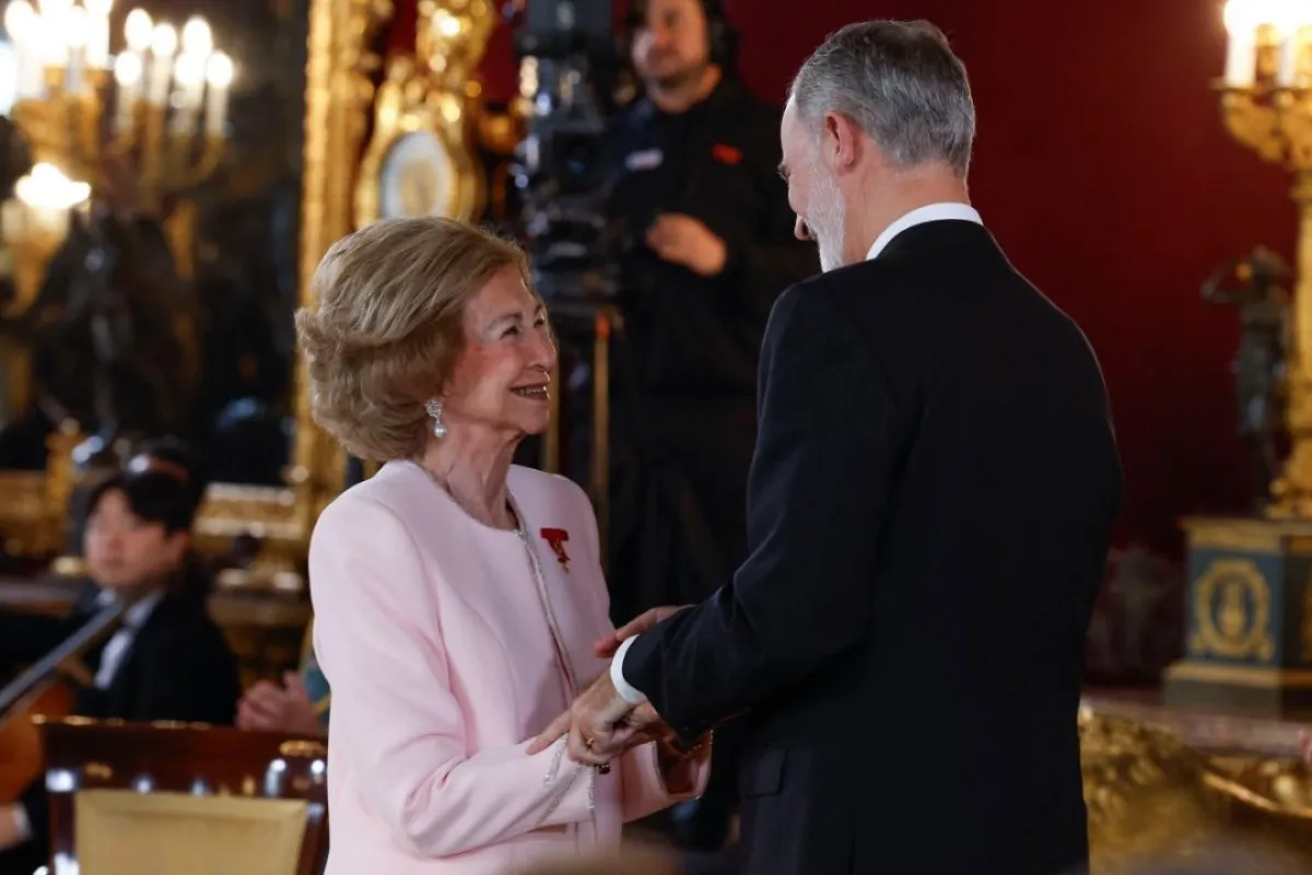 الملك فيليب السادس يستقبل والدته الملكة السابقة صوفيا في القصر الملكي في مدريد (King Felipe VI greets his mother former Queen Sofia at the Royal Palace in Madrid). مصدر الصورة: J. J. GUILLEN / POOL / AFP