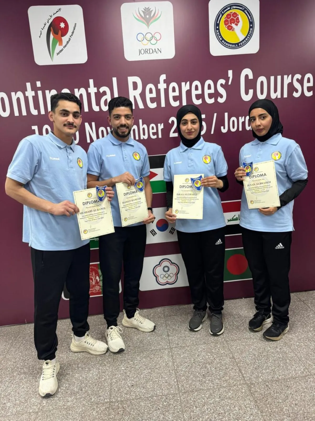  الحكمتان السعوديتان إسراء الغافلي وجنان الإبراهيم  إلى جانب الحكمان السعوديان مشاري الحويل وحسن حمزة 