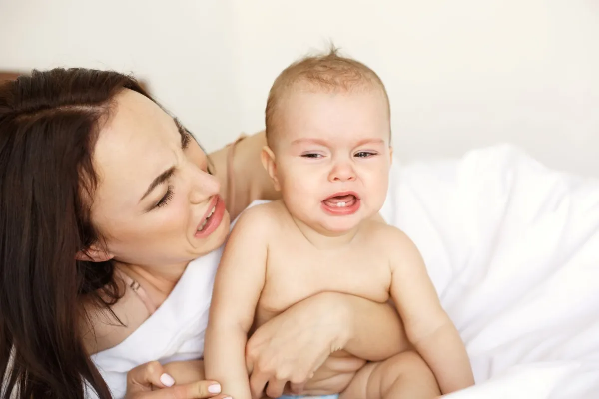 صورة تعبر عن طفل يتألم من التسنين