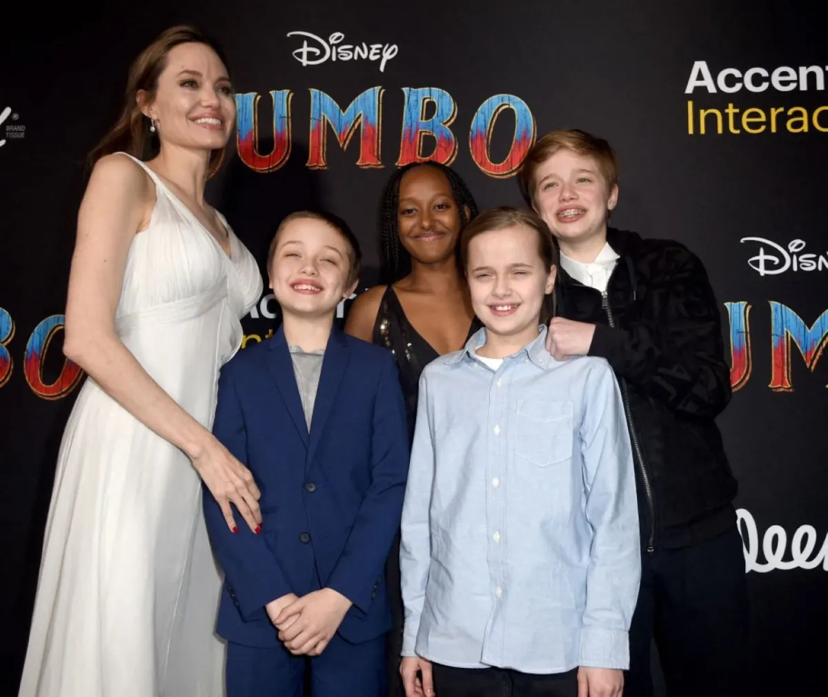 أنجلينا جولي مع أبنائها في لوس أنجلوس، كاليفورنيا (Angelina Jolie, Knox Leon Jolie-Pitt, Zahara Marley Jolie-Pitt, Vivienne Marcheline Jolie-Pitt, and Shiloh Nouvel Jolie-Pitt  in Los Angeles, California). مصدر الصورة: Kevin Winter/Getty Images/AFP