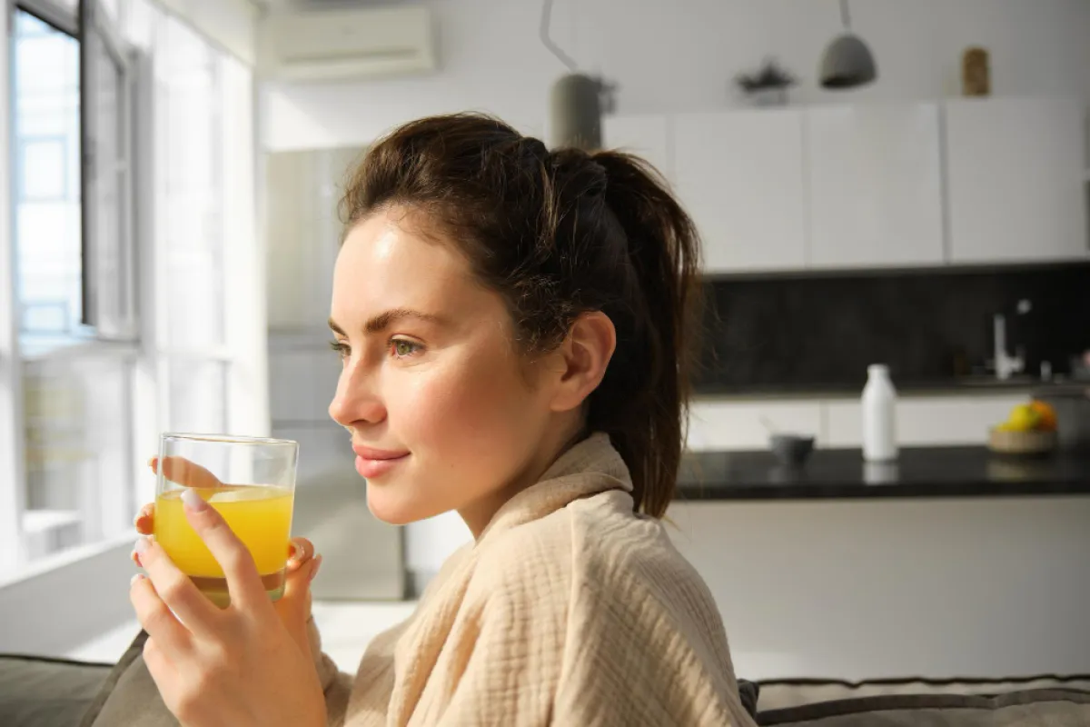 امرأة تتناول الكركم صباحًا - المصدر freepik