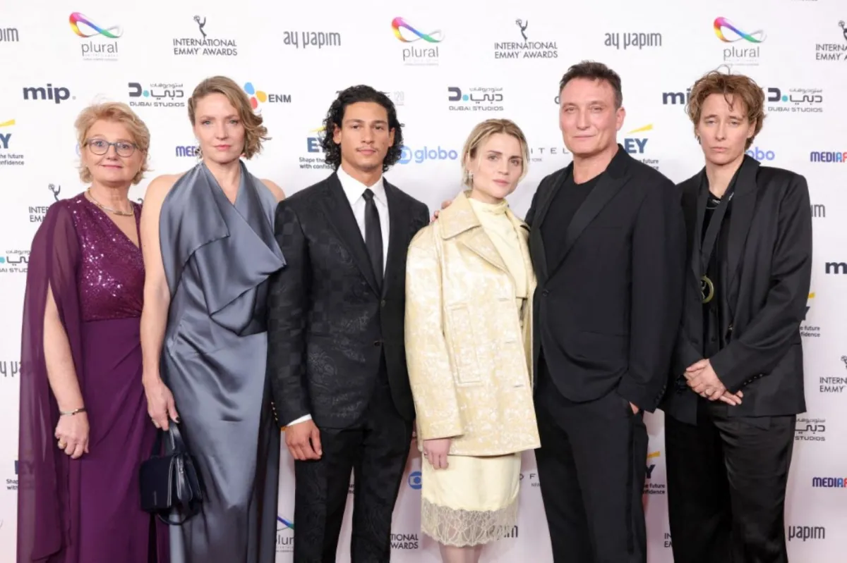 باتريشيا أوليتزكي، إميليو ساكرايا، مالا إيمدي، أوليفر ماسوتشي، وبيا ستريتمان (Patricia Aulitzky, Emilio Sakraya, Mala Emde, Oliver Masucci and Pia Strietmann). مصدر الصورة: Michael Loccisano/Getty Images/AFP