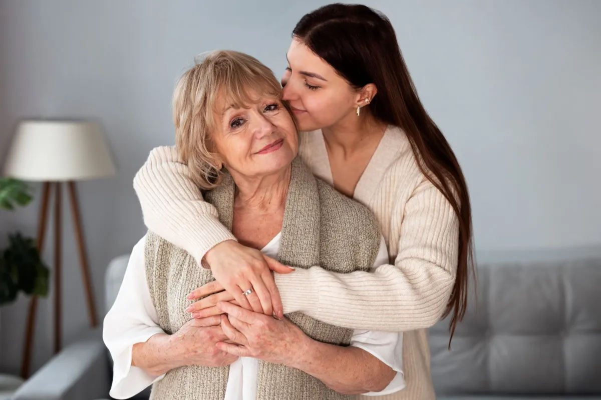 زوجة شابة تحتضن حماتها