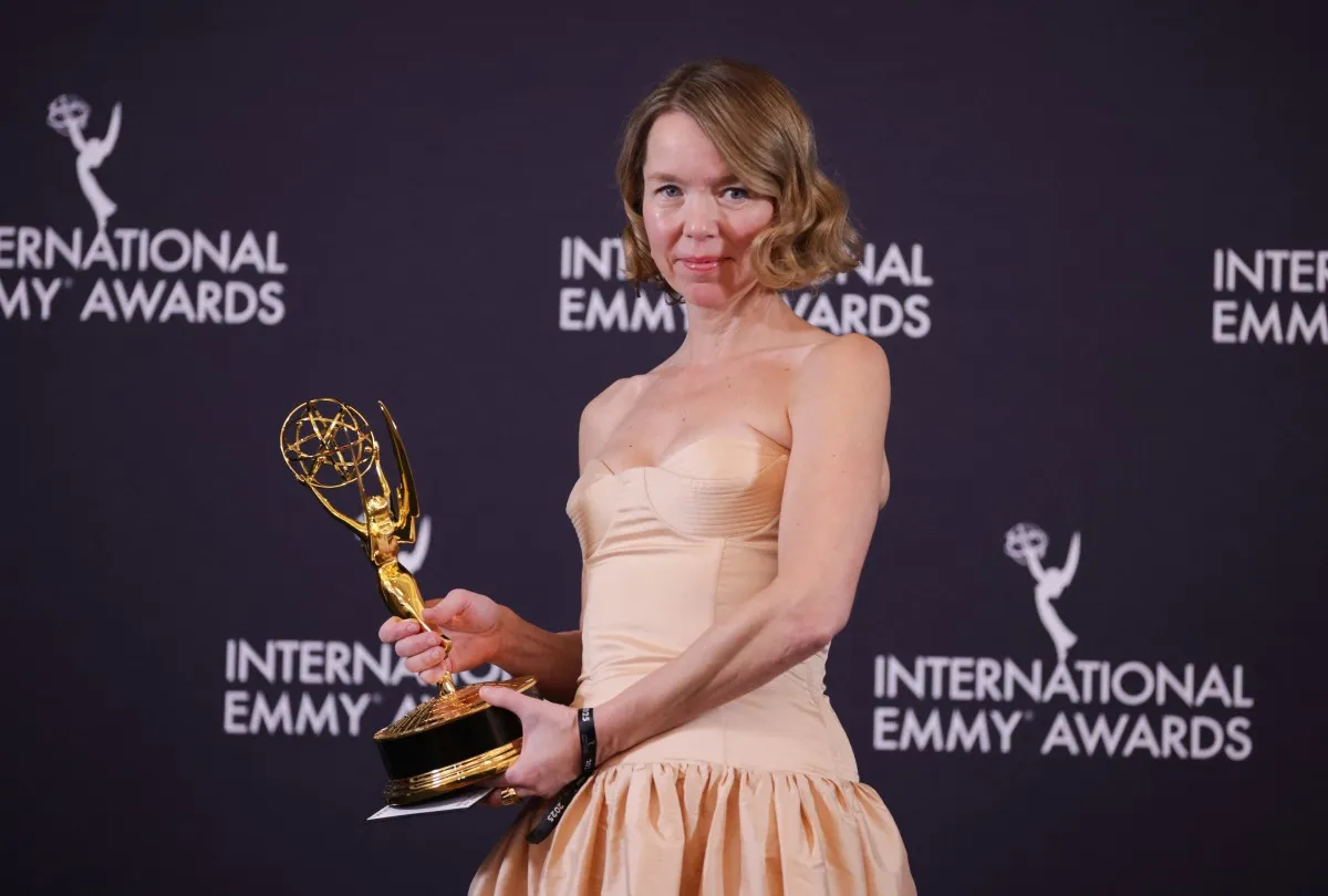 آنا ماكسويل مارتن في حفل توزيع جوائز إيمي 2025 ( Anna Maxwell Martin at the Emmy Awards ). مصدر الصورة: Leonardo MUNOZ / AFP