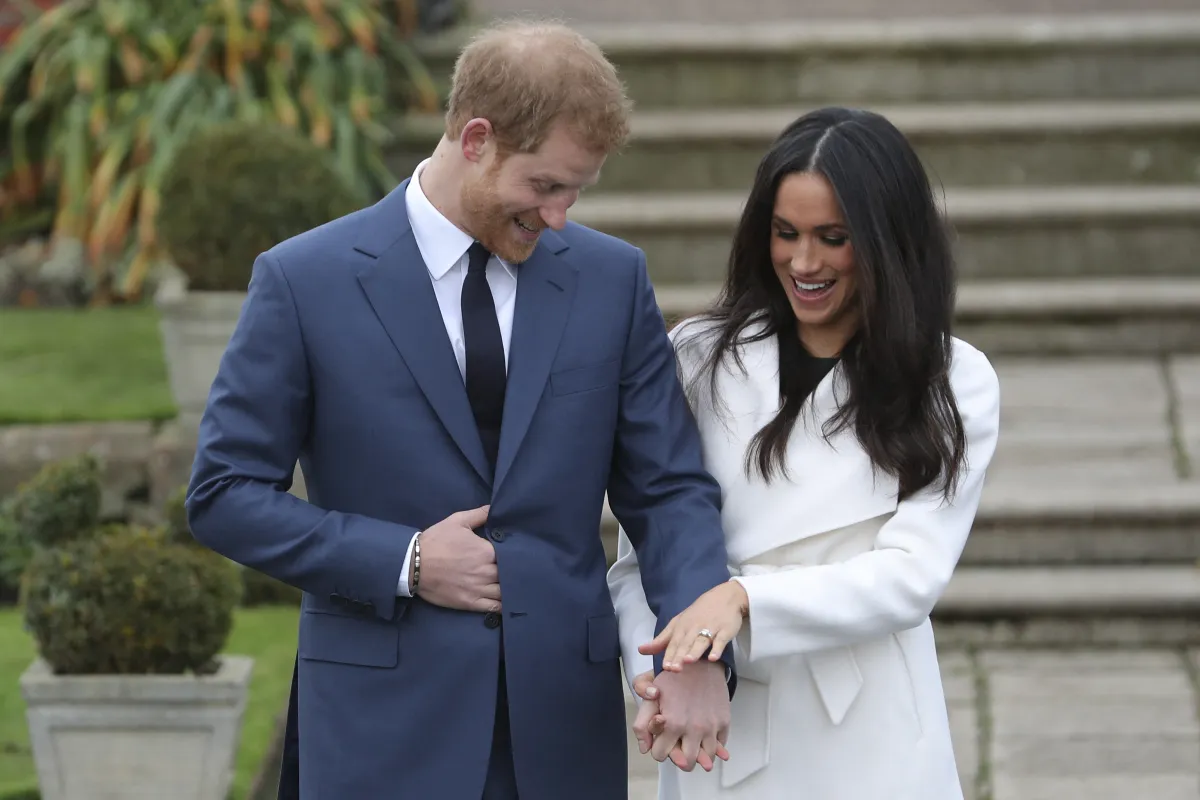 الأمير هاري وميغان ماركل في حديقة سانكن بقصر كنسينغتون (Prince Harry and Meghan Markle in the Sanken Garden at Kensington Palace). مصدر الصورة: Daniel LEAL / AFP