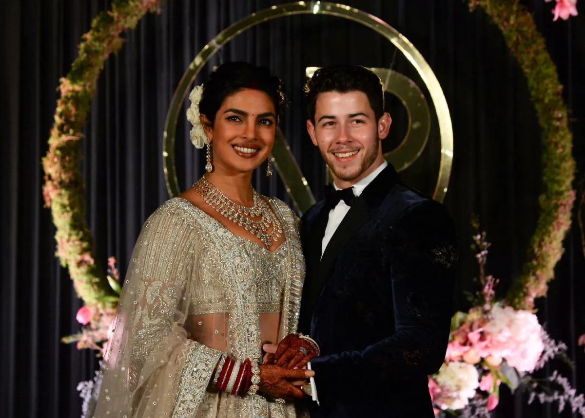 بريانكا تشوبرا ونيك جوناس في نيودلهي (Priyanka Chopra and Nick Jonas in New Delhi). مصدر الصورة: SAJJAD HUSSAIN / AFP