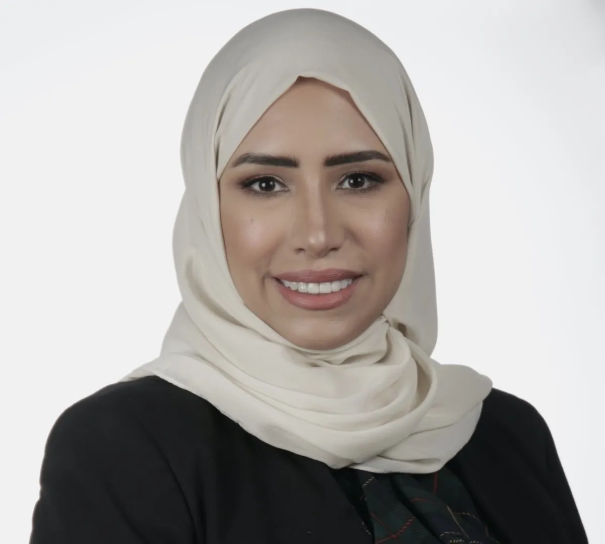 طبيبة الأسنان السعودية فاطمة القديحي، أمين مجلس الإدارة وعضو المجلس التنفيذي الأعلى للبورد الأمريكي لإصلاح الأسنان - الصورة من حساب أول سعودية على منصة إكس