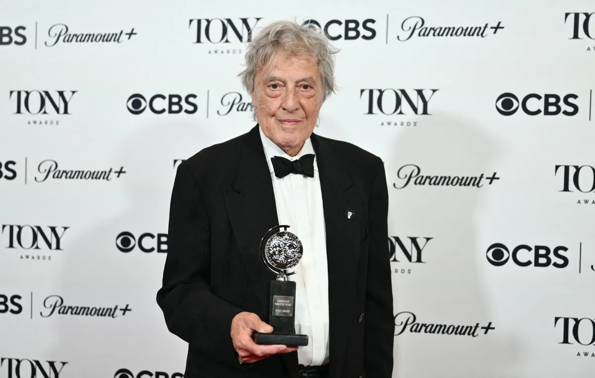 توم ستوبارد في حفل توزيع جوائز توني بالنسخة 76 في نيويورك ( Tom Stoppard at the 76th Tony Awards ceremony in New York ). مصدر الصورة: ANGELA WEISS / AFP