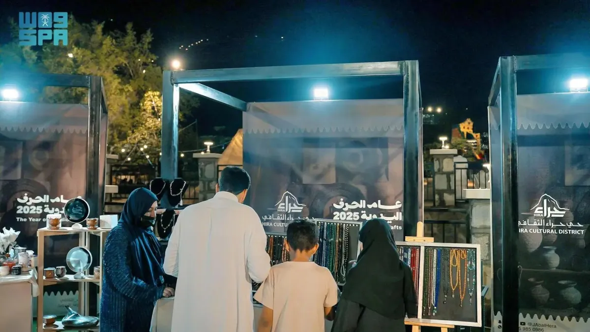 الزوار يتفاعلون مع فعاليات صناع الحرف - الصورة من وكالة الأنباء السعودية "واس"