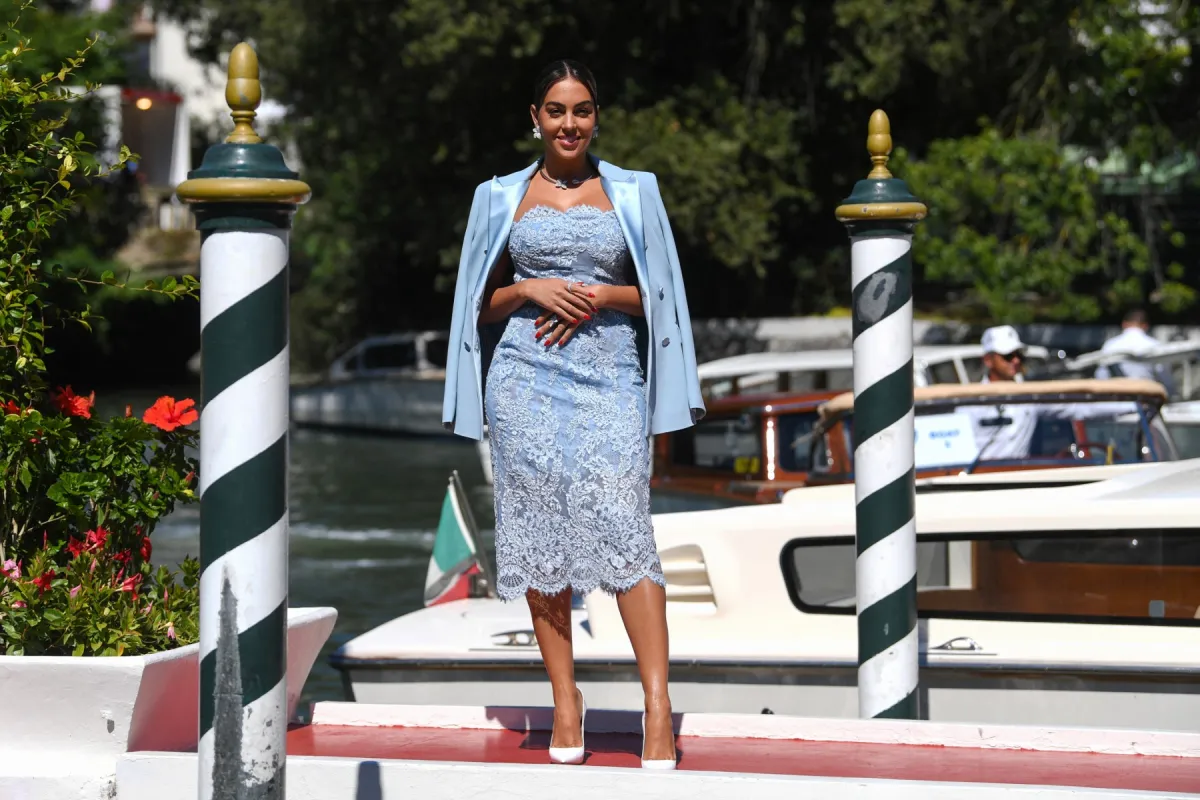 جورجينا رودريغيز Georgina Rodriguez في مهرجان فينيسيا السينمائي 78- (مصدر الصورة Filippo MONTEFORTE / AFP)