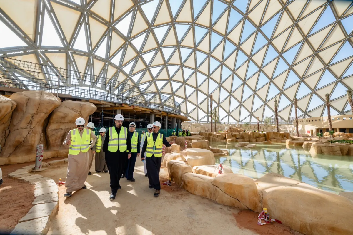  الأمير فيصل بن عياف، أمين منطقة الرياض أثناء تفقده لمشروع حدائق الملك عبدالله في وقت سابق من العام - الصورة من حساب حدائق الملك عبدالله على منصة إكس