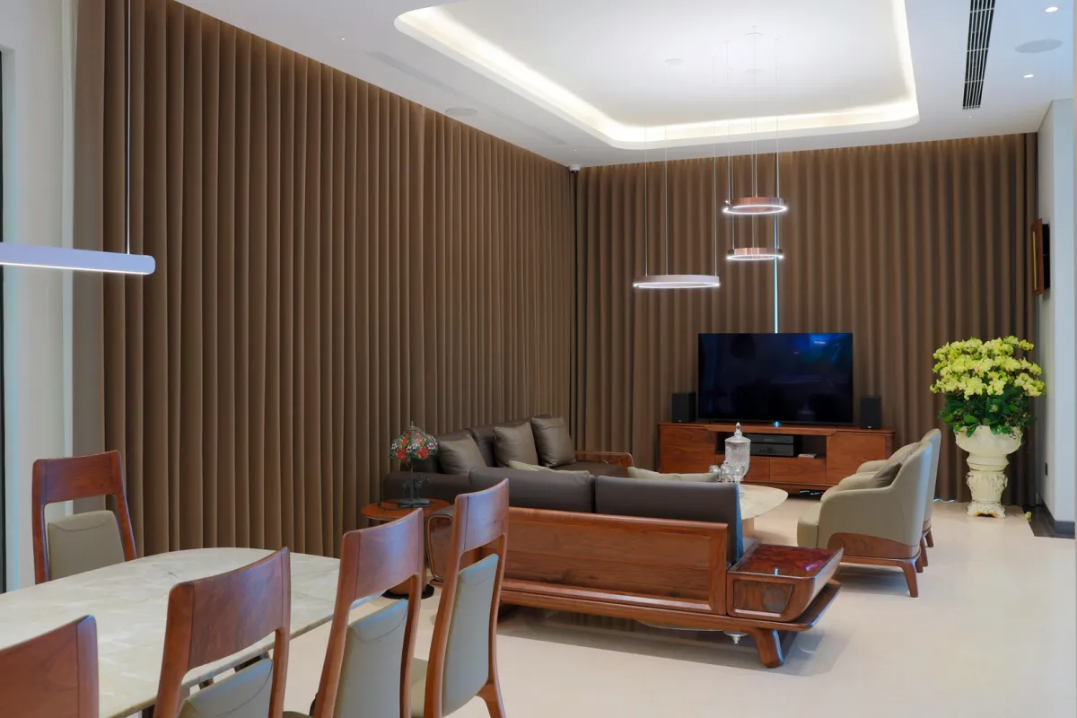 أثاث خشبي في منطقة المعيشة