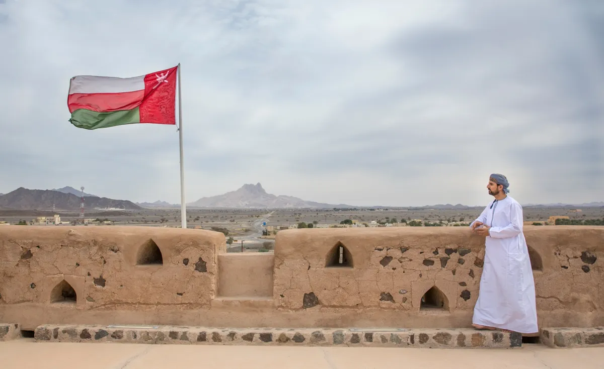 علم سلطنة عمان يرفرف عالياً