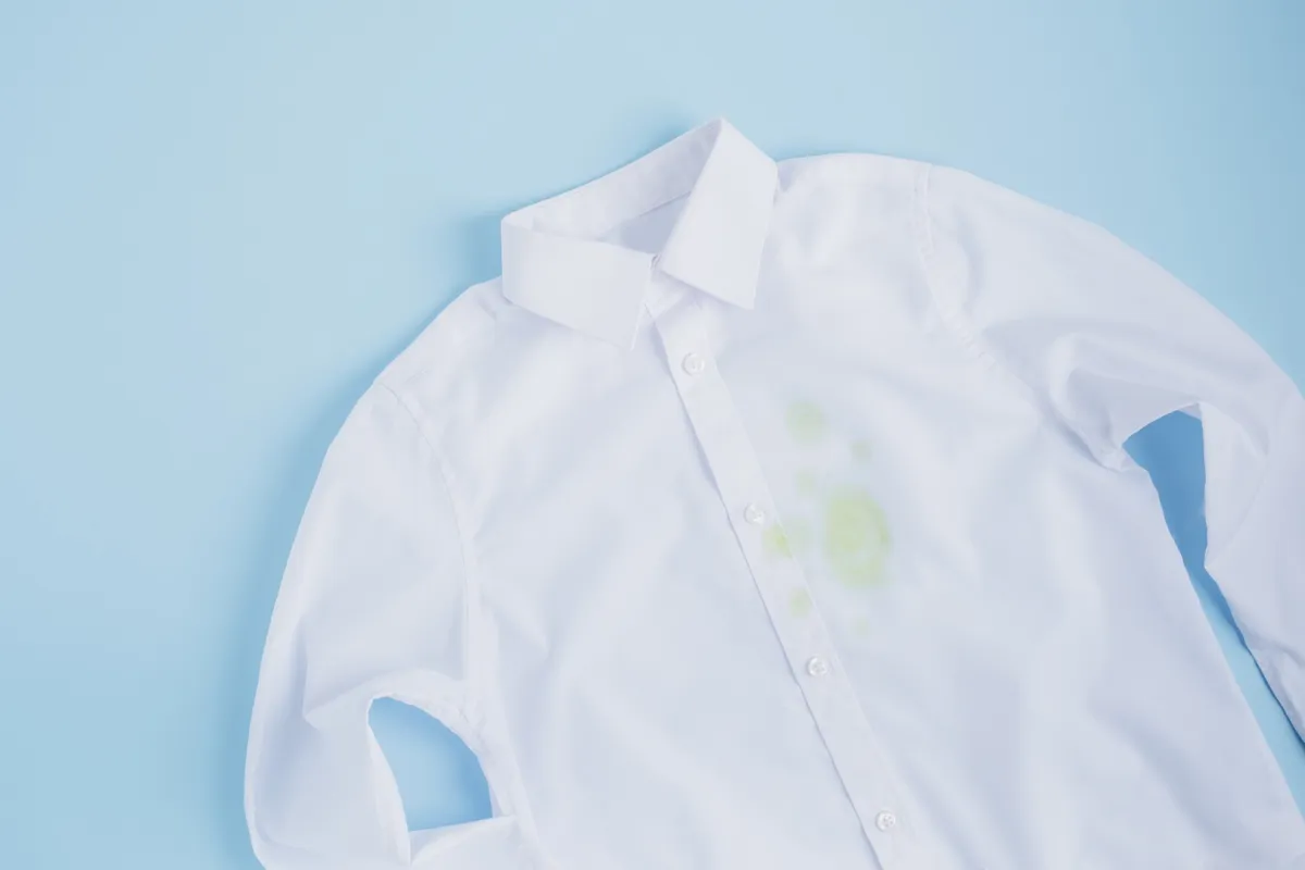 قميص أبيض مبقع 