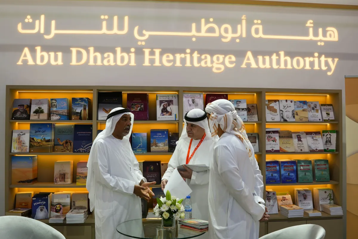 جناح هيئة أبوظبي للتراث في معرض الشارقة الدولي للكتاب - الصورة من وكالة الأنباء الإماراتية "وام"