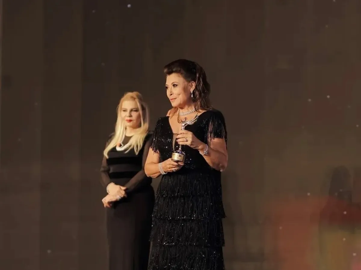 أنوشكا عند استلام احدى الجوائز- الصور من المصدر