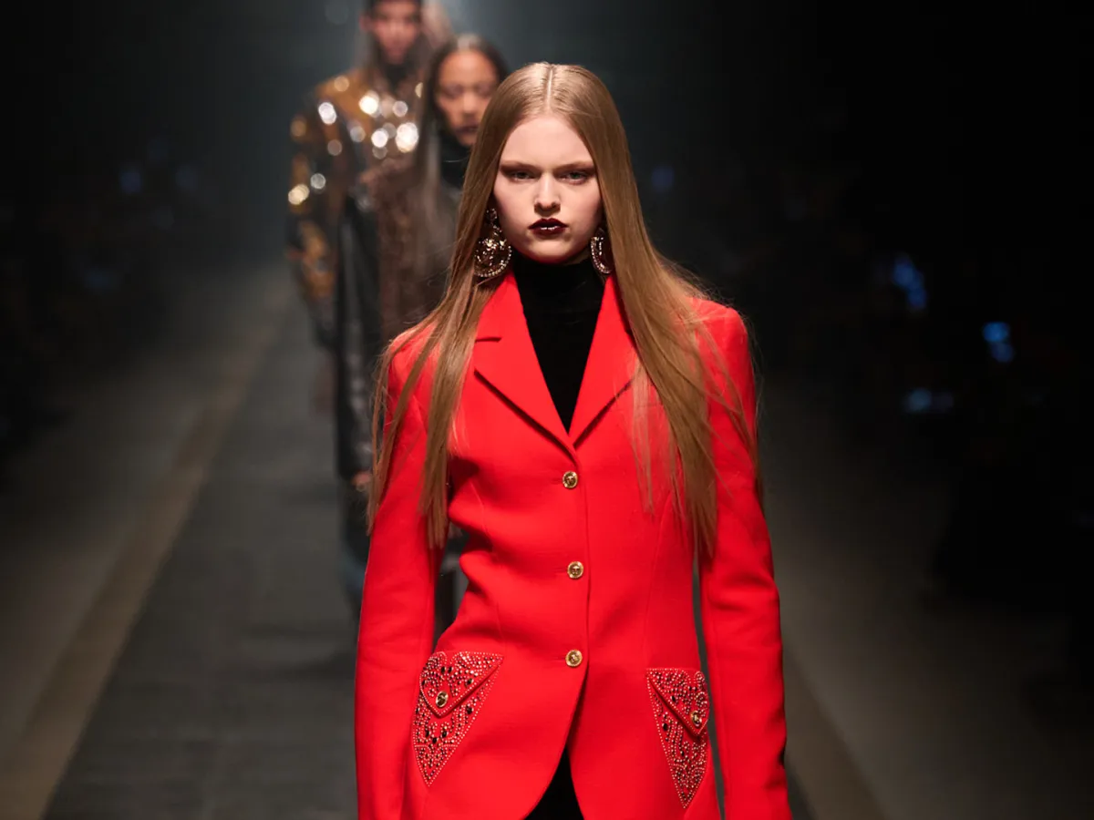 بليزر من فيرساتشي Versace - الصورة من Launchmetrics/Spotlight ©