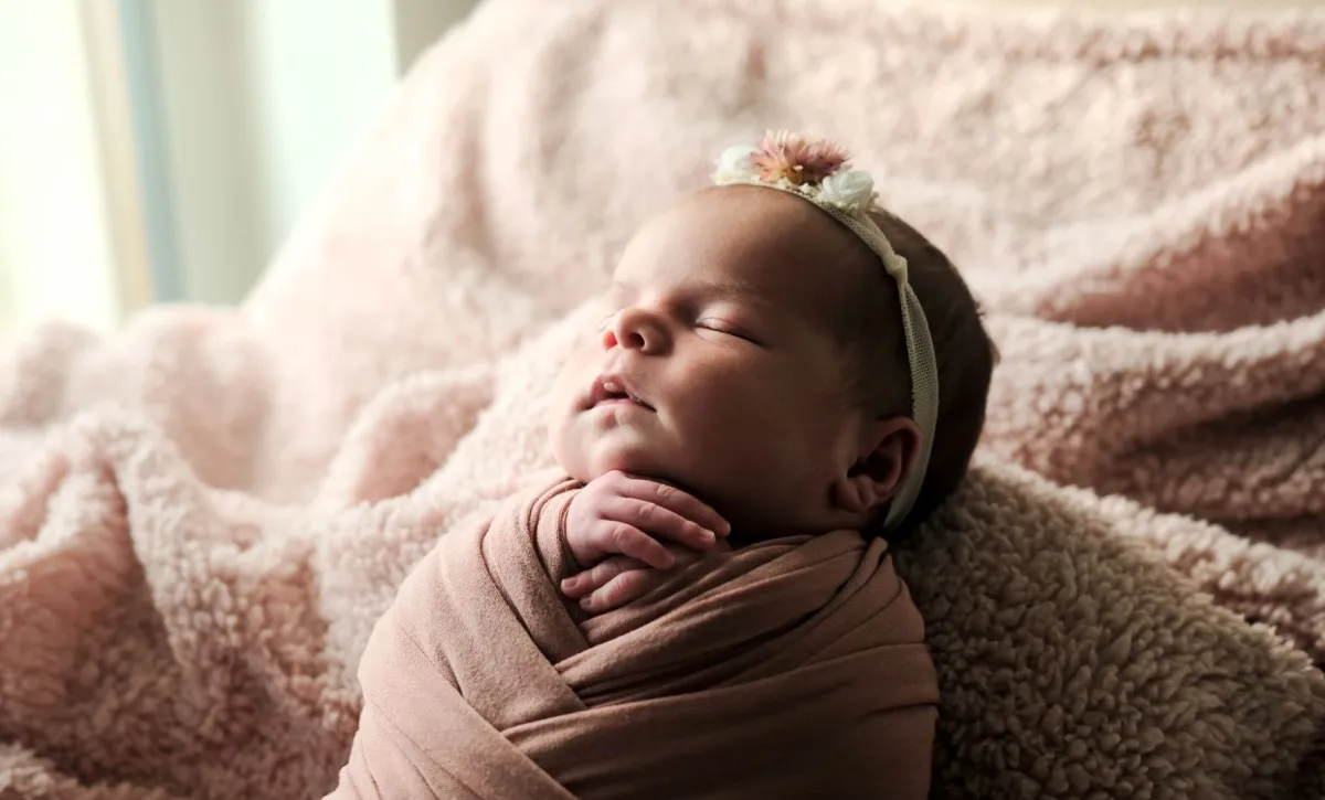 فوائد ومخاطر تقميط طفلكِ 