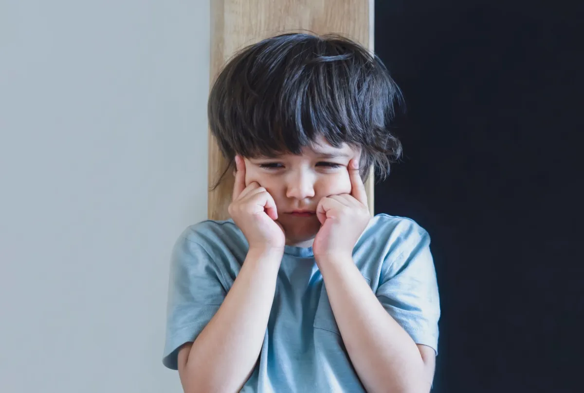 طفل يشعر بالخوف والعزلة