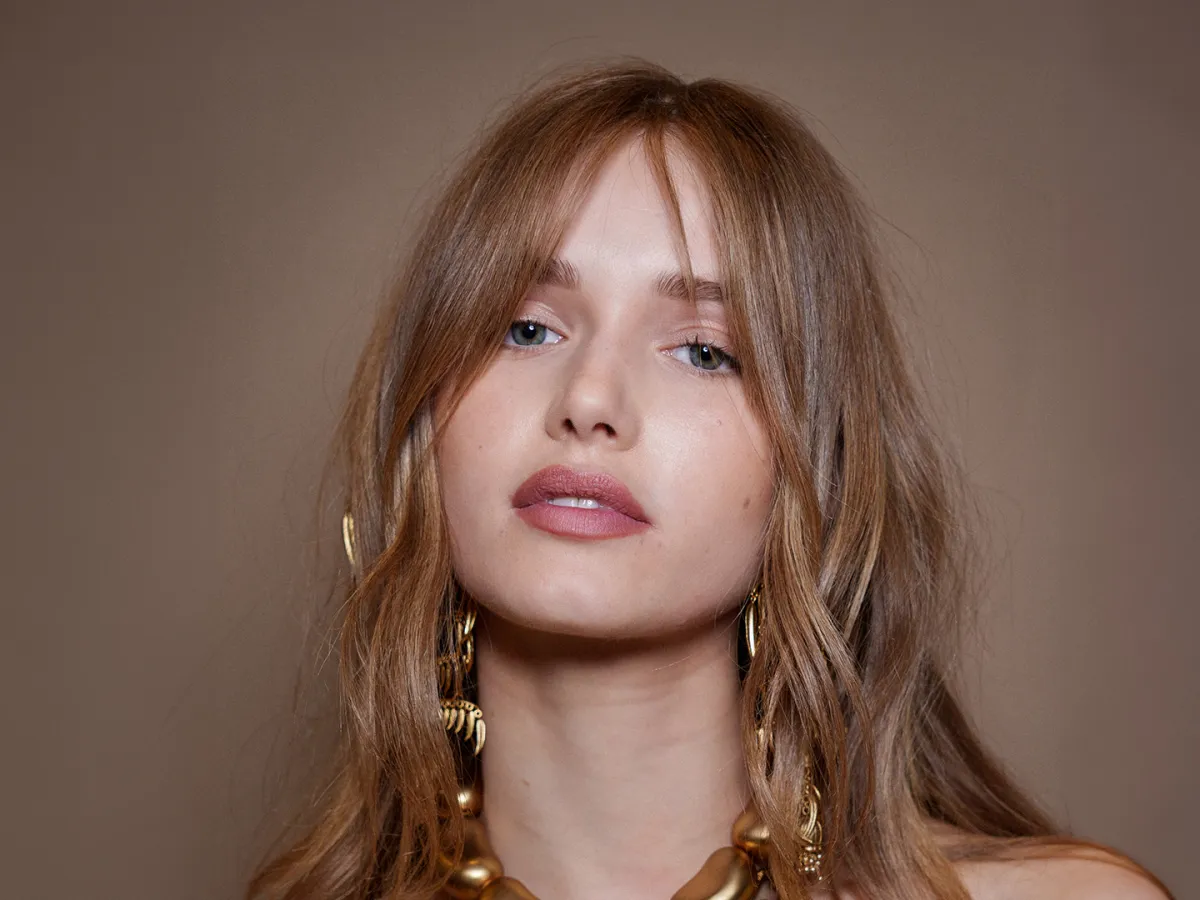 كيف أحمي شعري المصبوغ من البهتان والتقصف في الأجواء الباردة؟