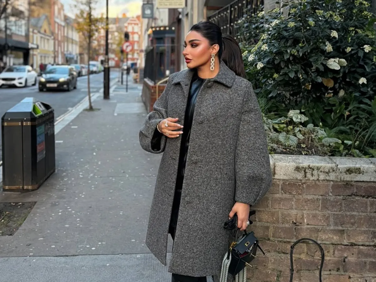 مدونة الموضة آمال بالمعطف الرمادي- الصورة من حسابها على إنستغرام