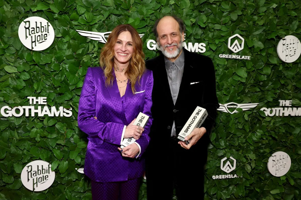 جوليا روبرتس Julia Roberts والمخرج لوكا غوادينينو Luca Guadagnino في حفل توزيع جوائز غوثام 2025. مصدر الصورة: Cindy Ord/Getty Images for The Gotham Film & Media Institute /AFP