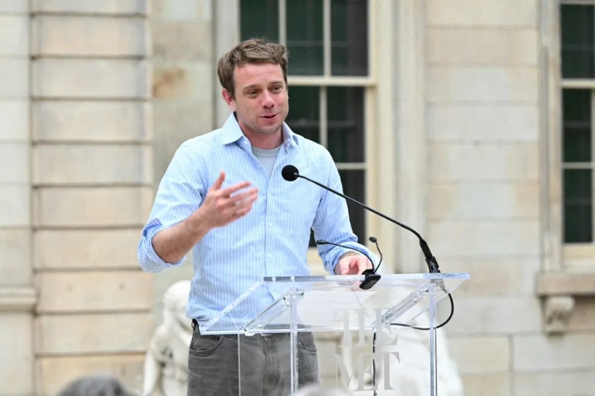 المصمم جوناثان أندرسون Jonathan Anderson- (مصدر الصورة Slaven Vlasic / Getty Images via AFP)