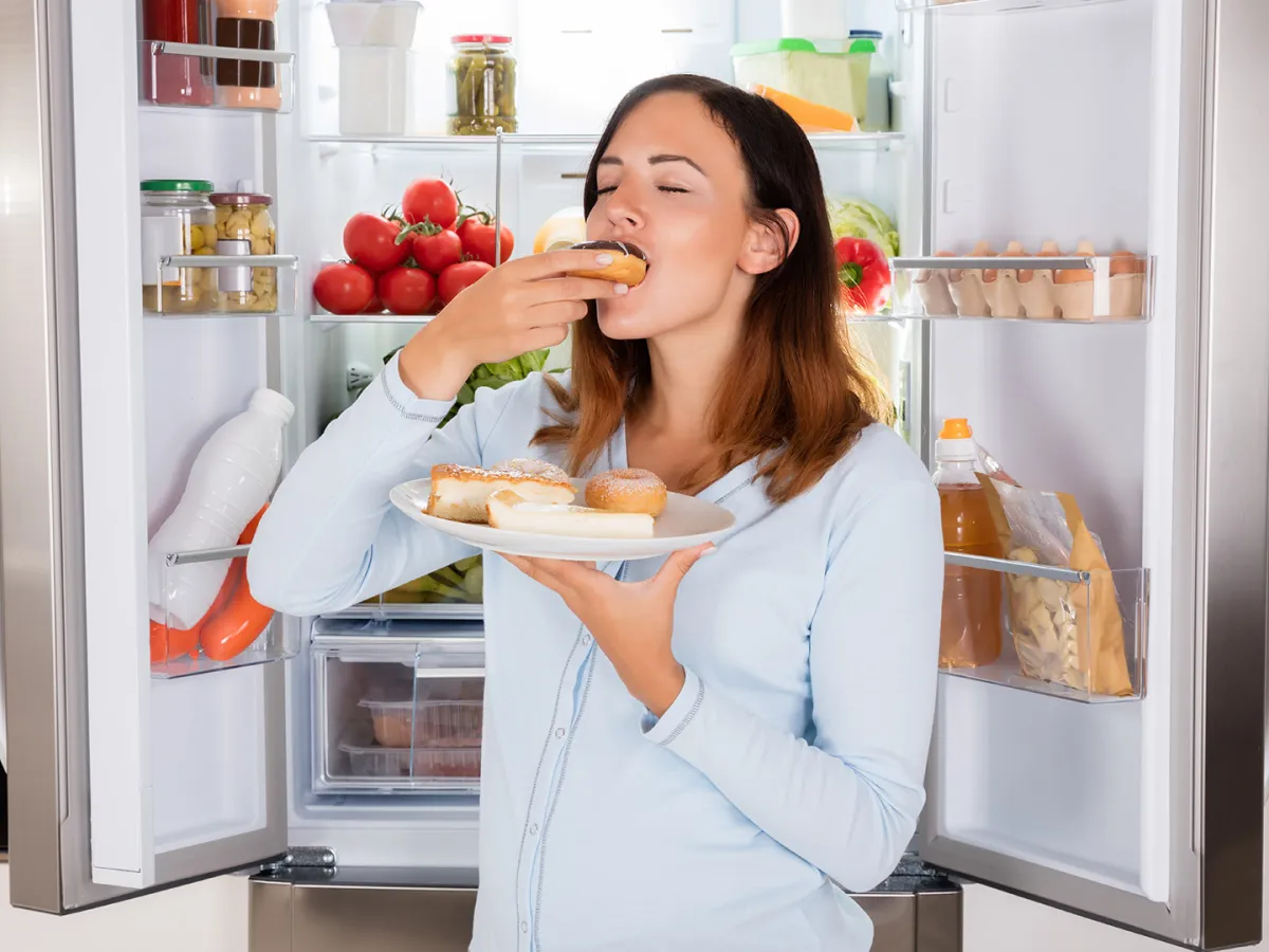 سيدة تشعر بالجوع حتى بعد تناول وجبة كبيرة