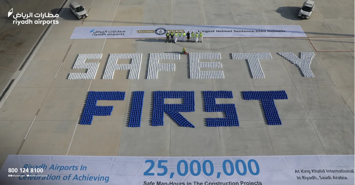 تشكيل أكبر جملة بخوذات السلامة  باستخدام 2.560 خوذة - الصورة من الحساب الرسمي لمطارات الرياض على منصة إكس