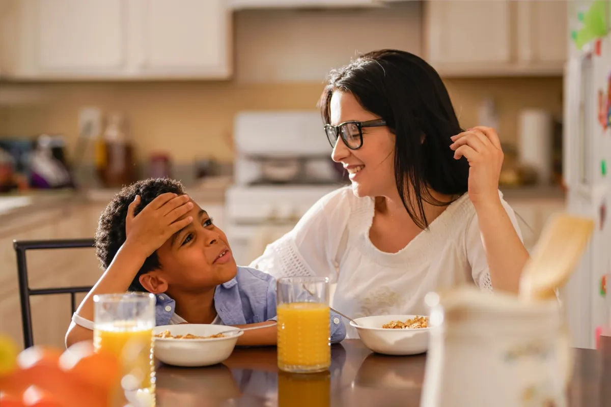 صورة حديث أم وابنها على الطعام