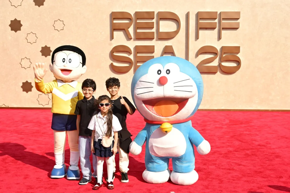 السجادة الحمراء لفيلم الأنيميشن الياباني دورايمون: نوبيتا في عالم اللوحات. مصدر الصورة: Eamonn M. McCormack/Getty Images for The Red Sea International Film Festival
