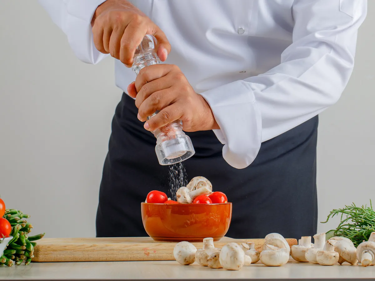 ما الذي يحدث داخل جسمك عندما تقلّلين من تناول الملح؟ Image by 8photo on Freepik