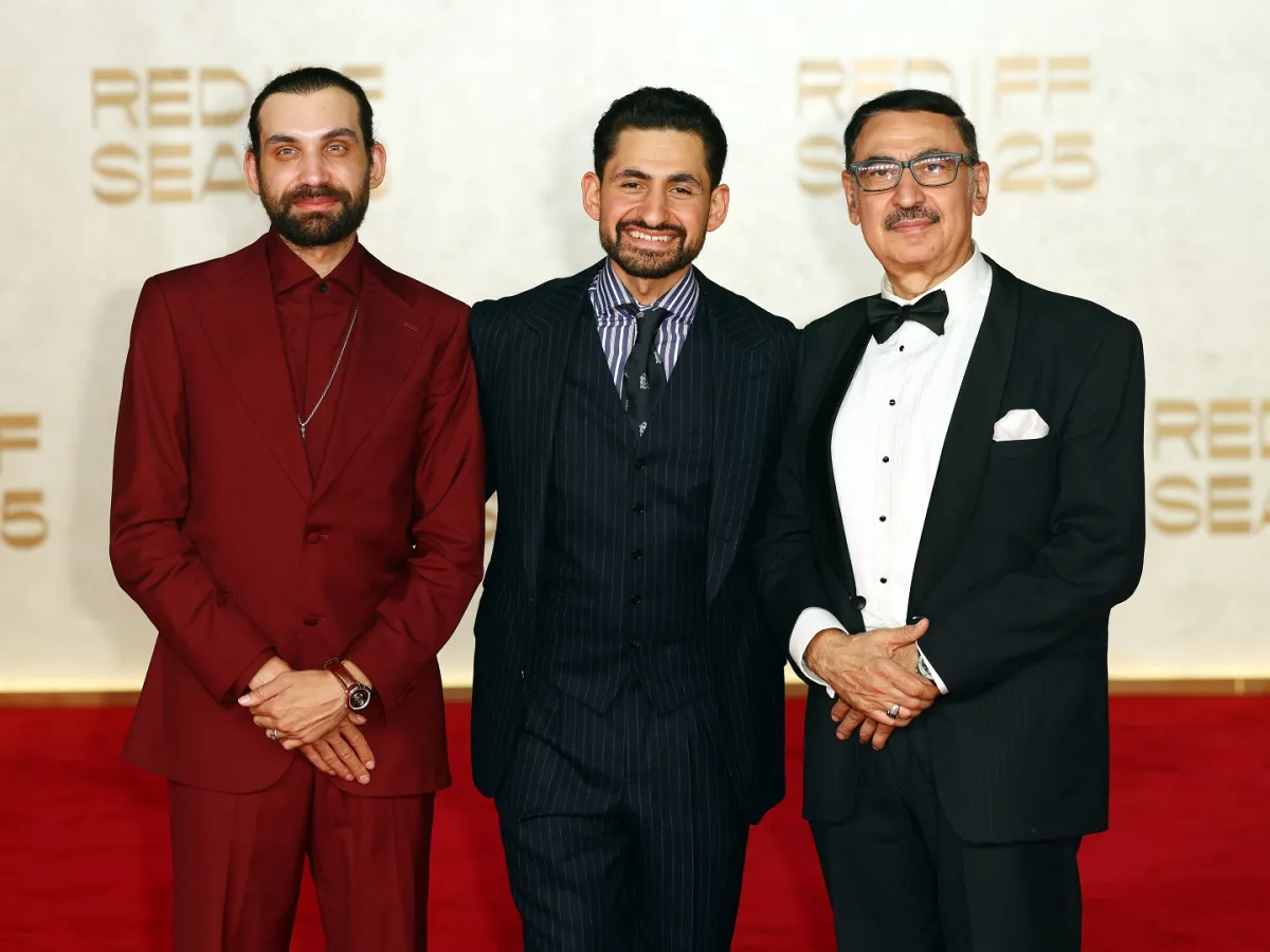 أمير المصري ووالده وأخوه من عرض فيلم القصص بمهرجان البحر الأحمر السينمائي. مصدر الصورة: Tim P. Whitby/Getty Images for The Red Sea International Film Festival