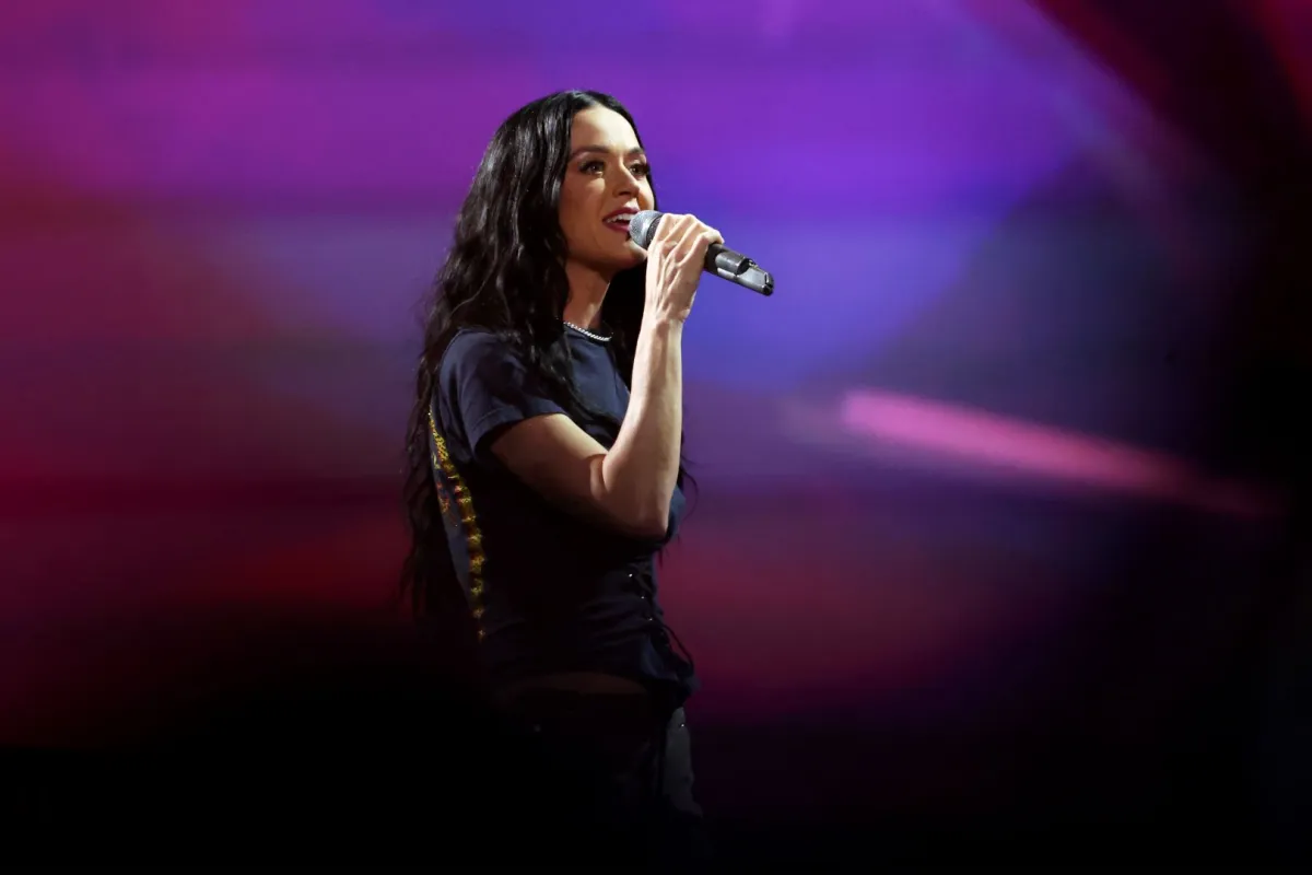 كاتي بيري في إنغلوود، كاليفورنيا ( Katy Perry in Inglewood, California). مصدر الصورة: Amy Sussman/Getty Images for FIREAID/AFP