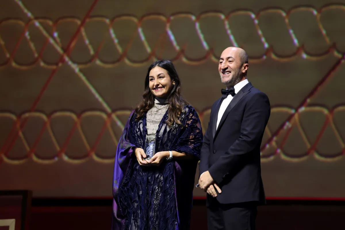 شهد أمين تتسلم جائزة أفضل فيلم سعودي من مهرجان البحر الأحمر السينمائي 2025. مصدر الصورة: Daniele Venturelli/Getty Images for The Red Sea International Film Festival