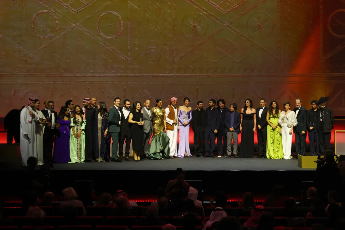 صورة جماعية للفائزين بجوائز اليسر - مصدر الصورة Tim P. Whitby/Getty Images for The Red Sea International Film Festival