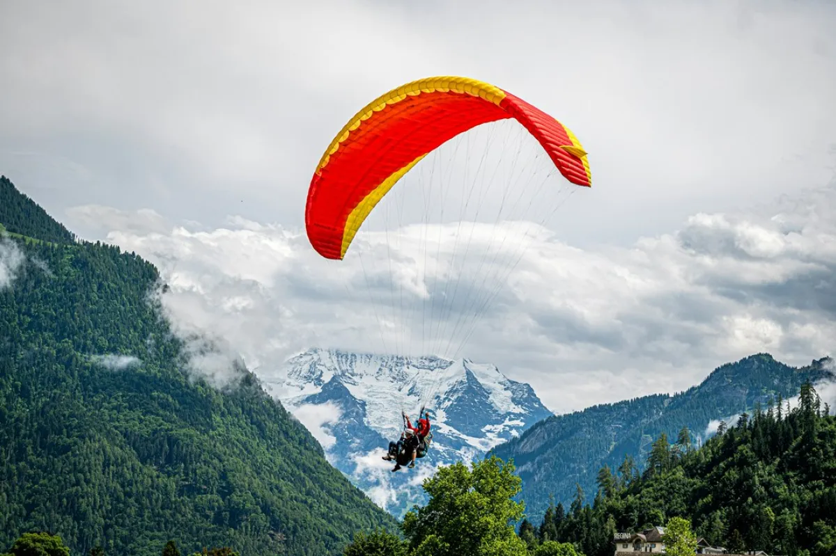 الطيران الشراعي هي تجربة تجمع بين الإثارة والجمال الطبيعي 