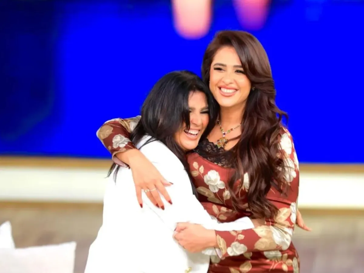 ياسمين عبد العزيز مع الإعلامية منى الشاذلي  - الصورة من المكتب الإعلامي للشركة المتحدة