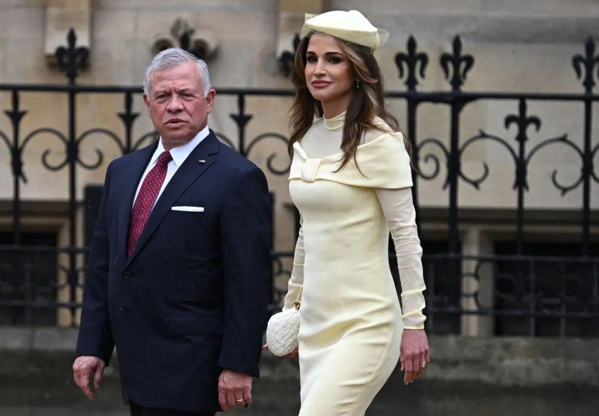 الملك عبد الله الثاني بن الحسين والملكة رانيا في دير وستمنستر بوسط لندن (King Abdullah II Ibn Al Hussein and Queen Rania at Westminster Abbey in central London). مصدر الصورة: Paul ELLIS / AFP