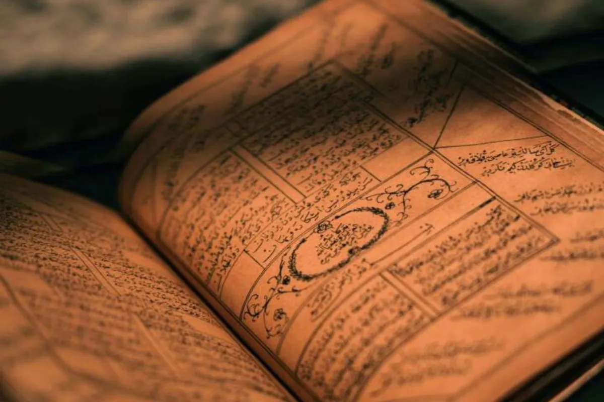 كتاب علمي قديم يتناول علوم العرب قديماً