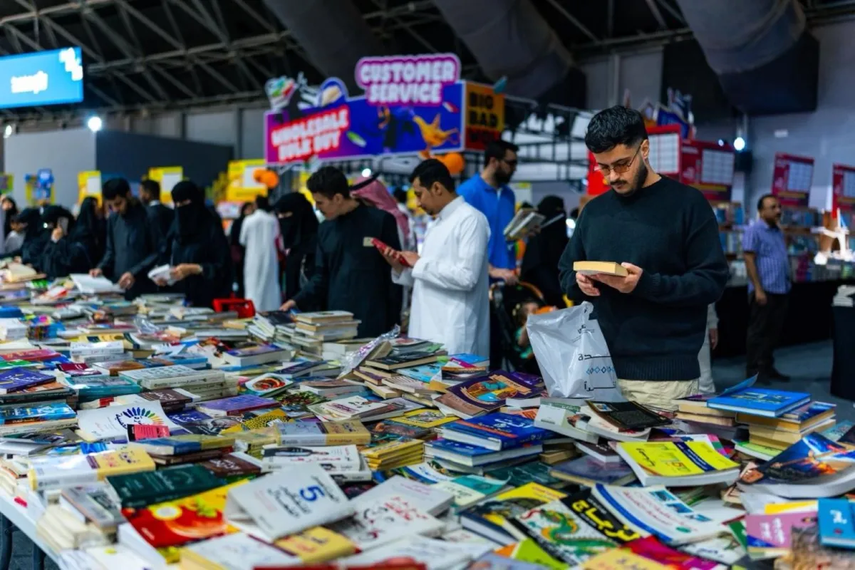 إقبال واسع ولافت على منطقة الكتب المخفضة بمعرض جدة للكتاب 2025