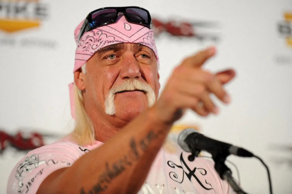 هالك هوجان خلال حفل إطلاق كتابه "حياتي خارج الحلبة" ‏Hulk Hogan in the launch of his book "My Life ‎Outside the Ring‏.- مصدر الصورة: (‏Photo by Bryan Bedder / GETTY IMAGES NORTH AMERICA / ‎Getty Images via AFP‏)‏