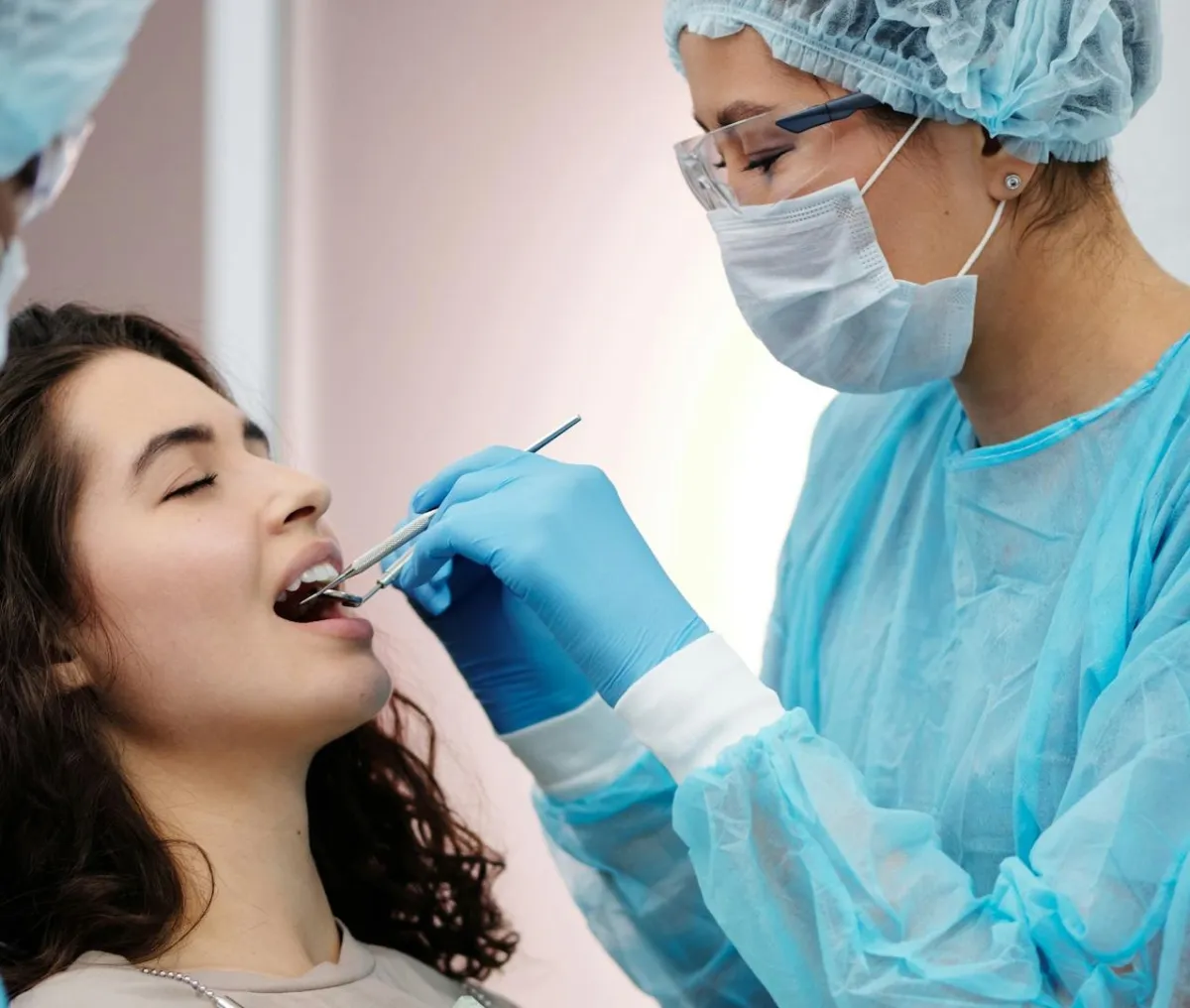سيدة تخضع لجلسة تنظيف في عيادة طبيب الأسنان -المصدر: pexels-cedric-fauntleroy
