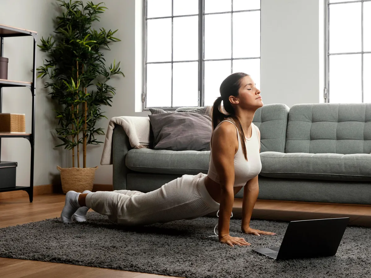 سيدة تقوم بتمارين قصيرة لنتائج طويلة -Image By Freepik