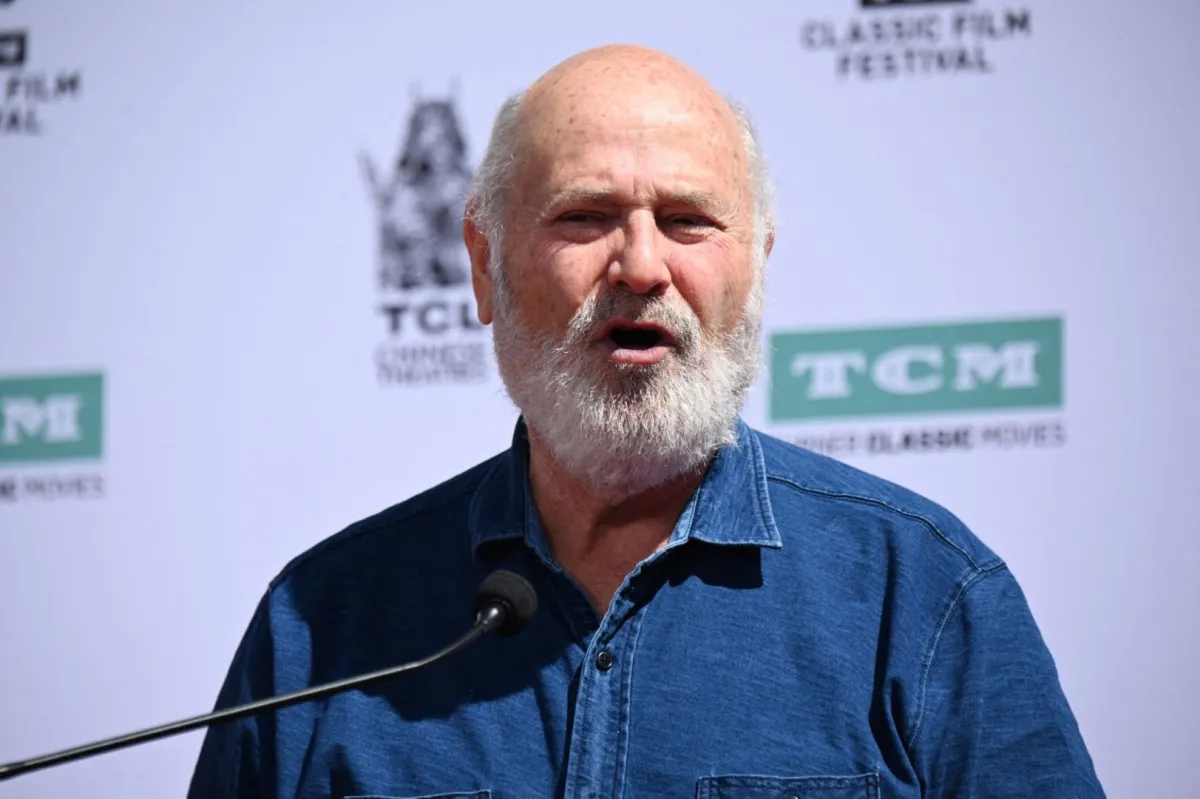 روب راينر في مسرح تي سي إل الصيني في هوليوود كاليفورنيا (Rob Reiner at the TCL Chinese Theatre in Hollywood, California). مصدر الصورة: ROBYN BECK / AFP