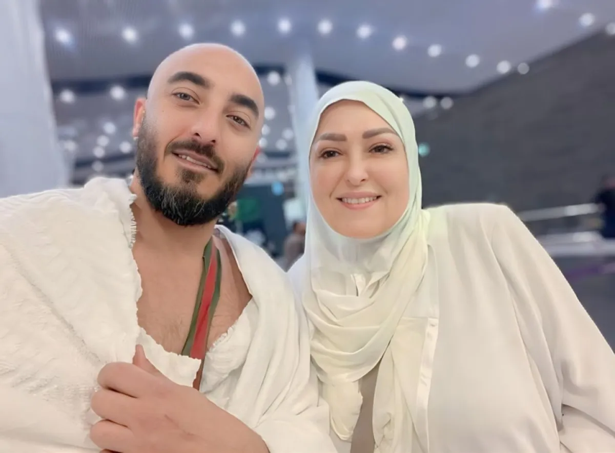 نهال عنبر وابنها حسام الحسيني- الصورة من صفحتها على فيس بوك