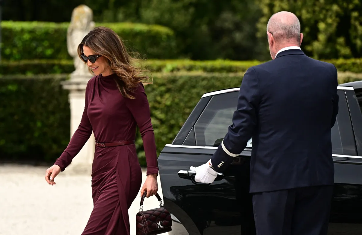 الملكة رانيا ملكة الأردن تتجه إلى فيلّا دوريا بامفيلي في روما في 9 أبريل 2025- (مصدر الصورة من تيزيانا فابي / وكالة فرانس برس)