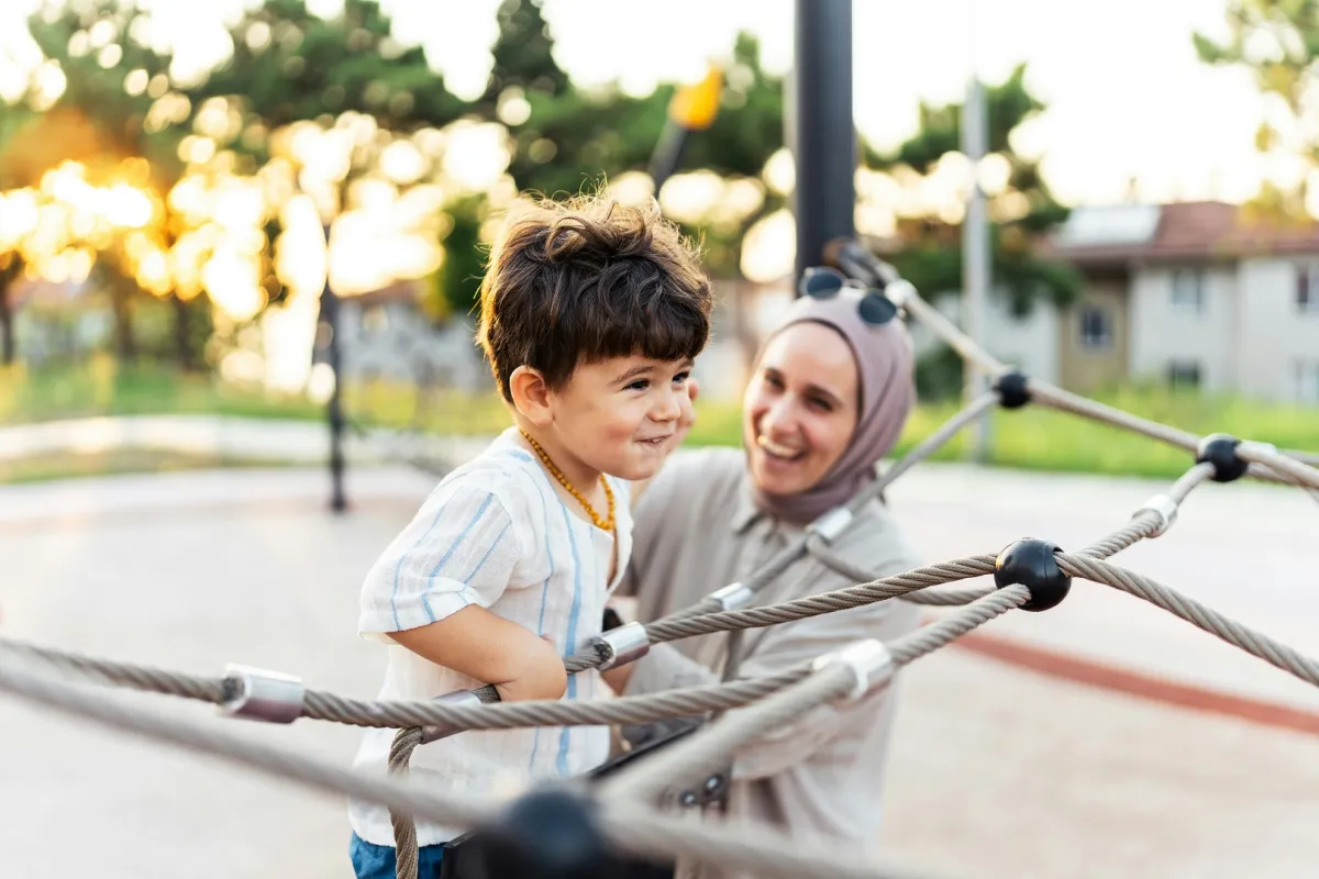 صورة لأم مع طفلها 