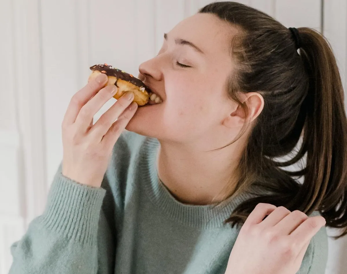 امرأة تتناول الحلوى - المصدر: pexels-tim-samuel