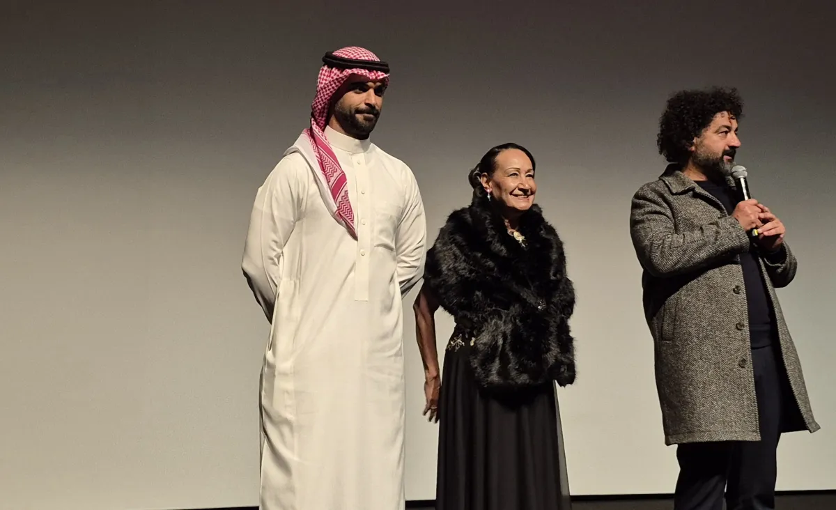 المنتج محمد الدراجي على خشبة قاعة العرض رفقة الممثلين خيرية نظمي ونواف الظفيري - صورة خاصة لسيدتي تصوير منية كواش